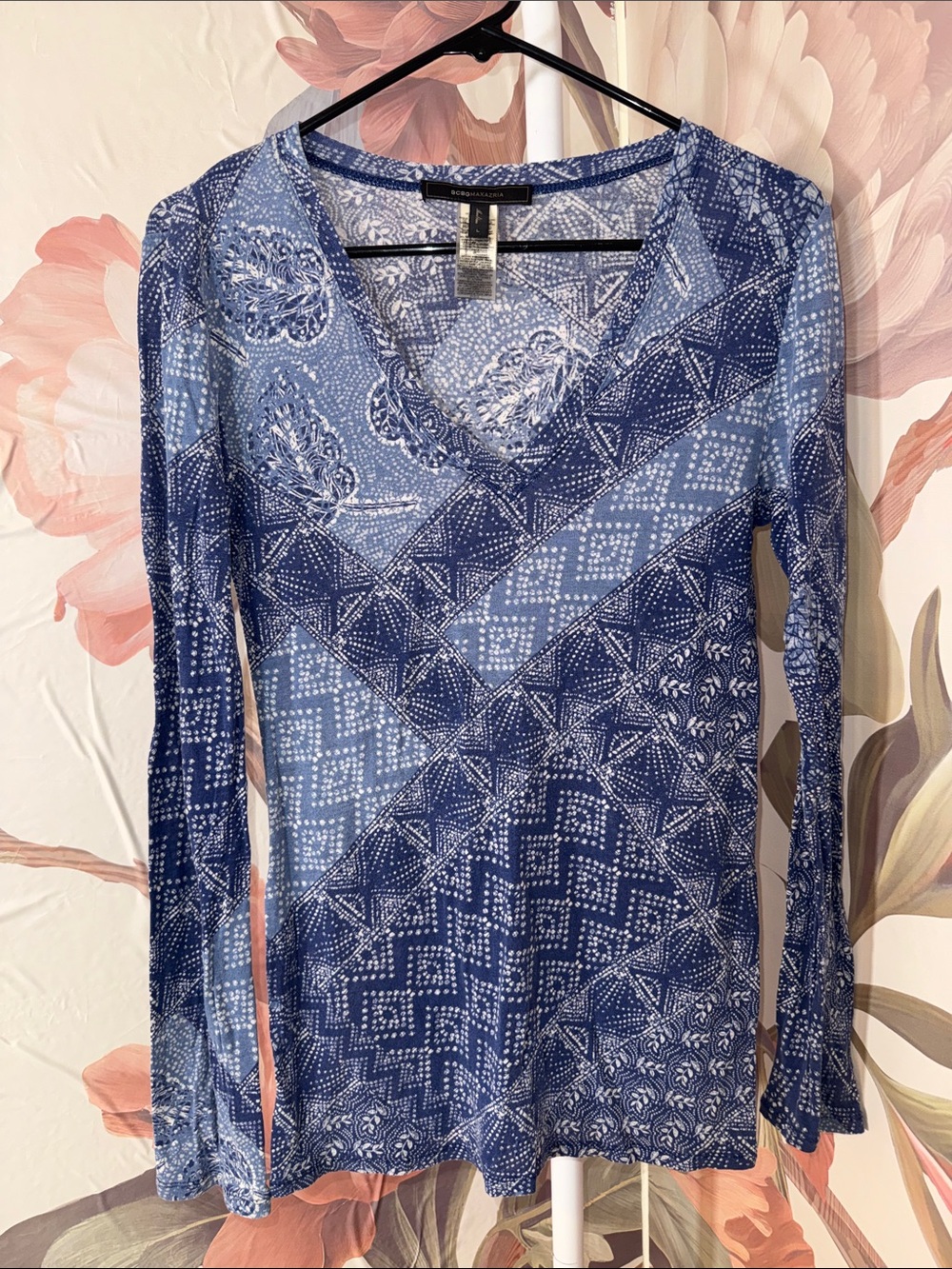 BCBGMAXAZRIA Blue Patterned Long Sleeve V-Neck Top - Large